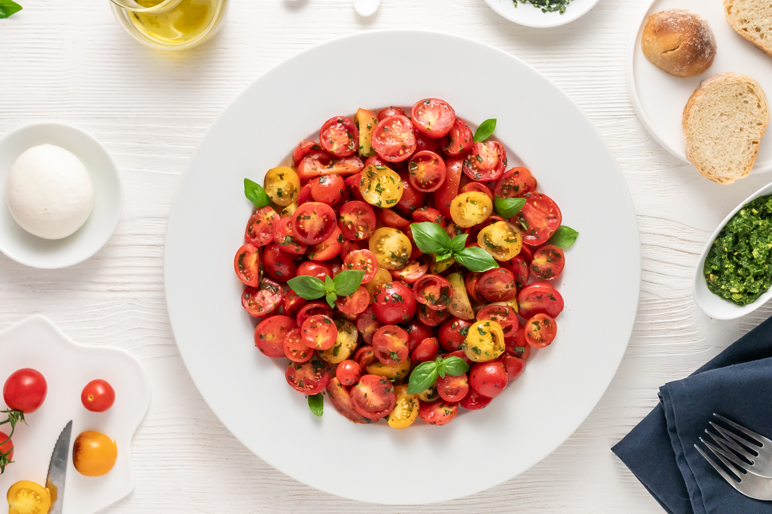Schnelles Tomatensalat-Rezept mit Cocktailtomaten Rezepte-SilkesWelt.de Aus dem ganz einfachen Tomatensalat-Rezept entsteht im Handumdrehen ein schmackhafter Tomatensalat mit Mozzarella oder Feta. Entdecke mein Rezept.