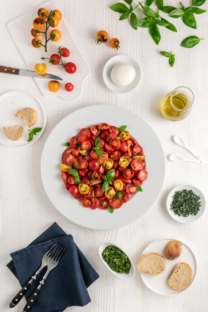 Schnelles Tomatensalat-Rezept mit Cocktailtomaten Rezepte-SilkesWelt.de Die ideale Tomate für ein schnelles Tomatensalat-Rezept ist die Cocktailtomate. Saftig-süß mit einem feinen, intensiven Tomatenaroma und handlicher Größe.