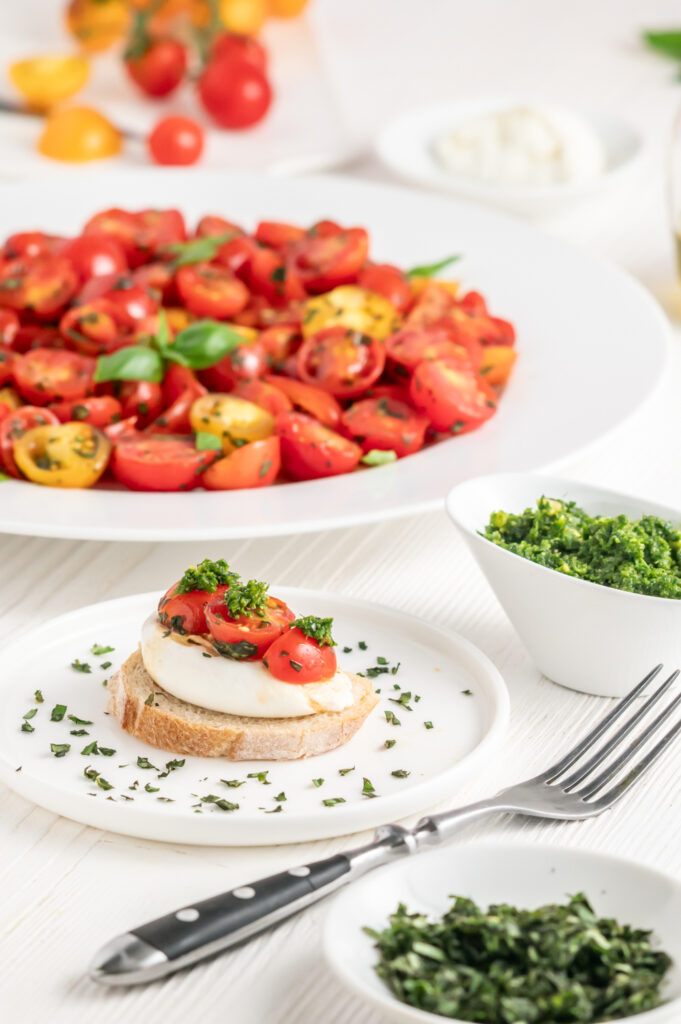 Schnelles Tomatensalat-Rezept mit Cocktailtomaten Rezepte-SilkesWelt.de Aus dem schnellen Tomatensalat-Rezept kann man auch eine schönen Brotbelag mit Burrata auf einer Scheibe Chiabatta zaubern.