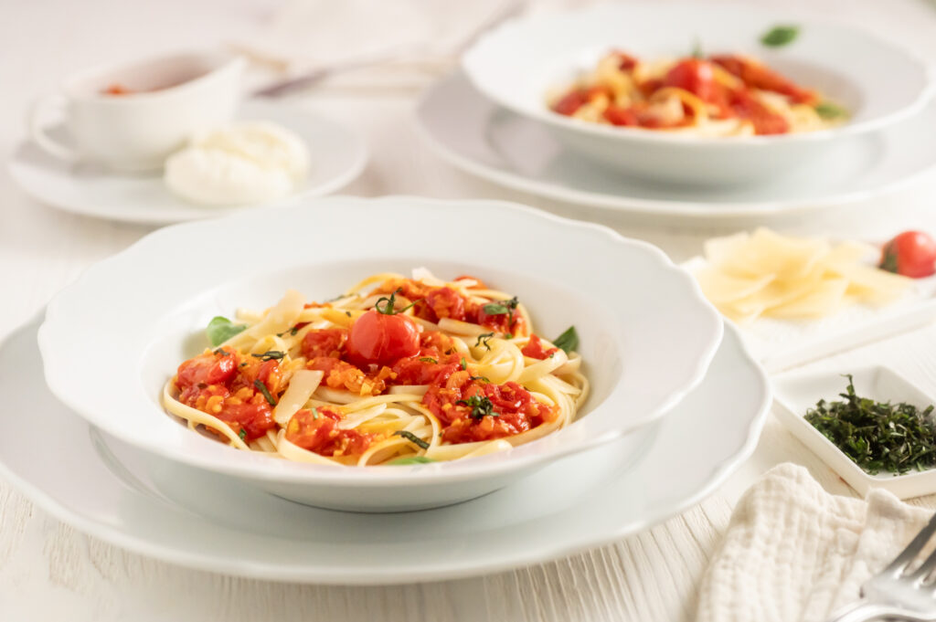 Eine leckere Tomatensauce aus frischen Tomaten mit Linguine, gehobelten Grana padano und Fein geschnittenem Basilikum.