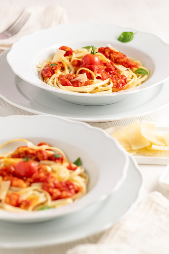 Eine Tomatensauce nicht immer flüssig sein, sondern darf auch stückig sein. Ich zeige ich Dir, wie Du eine leckere Tomatensauce aus frischen Tomaten herstellst.