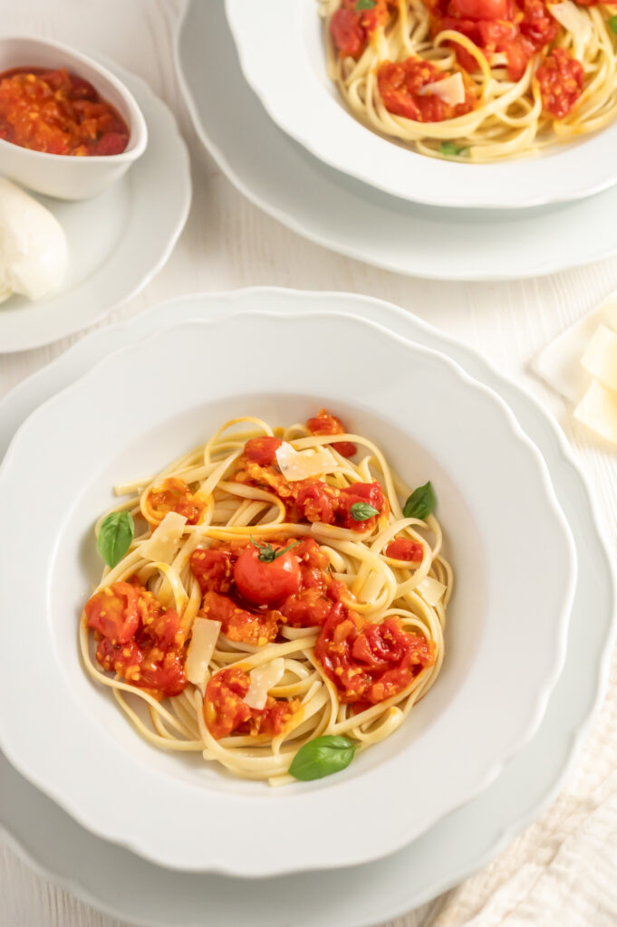 Eine leckere Tomatensauce aus frischen Tomaten mit Linguine, gehobelten Grana padano und Fein geschnittenem Basilikum. Entdecke meiN Rezept auf Rezepte-SilkesWelt.de