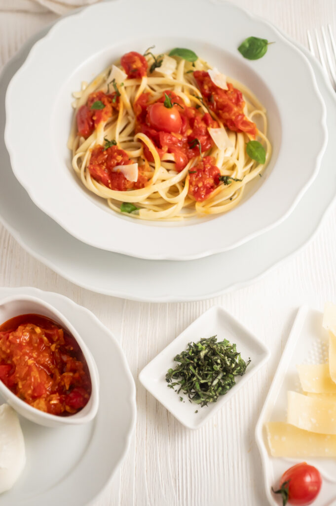 Wie man eine leckere Tomatensauce aus frischen Tomaten zaubert, zeige ich auf Rezepte-SilkesWelt.de
