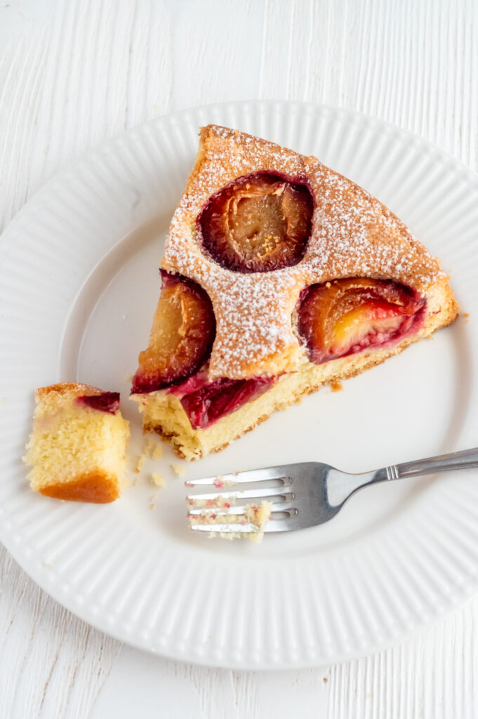 Omas versunkener Zwetschgenkuchen. Fein krümelig, saftig und unwiderstehlich lecker.