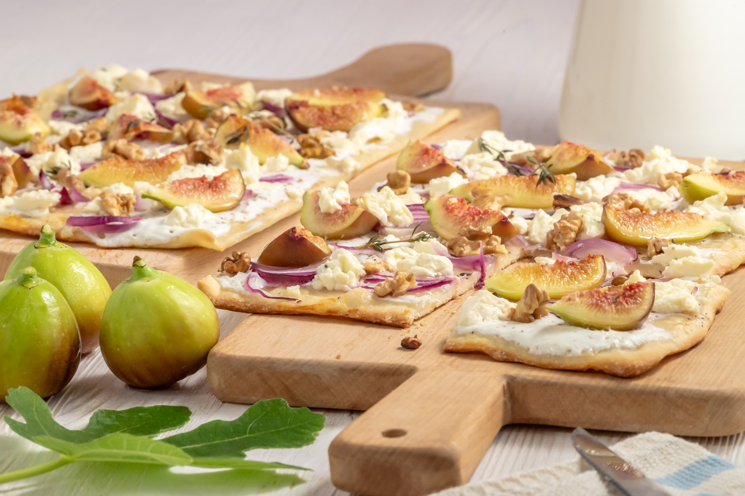 Flammkuchen mit Feigen und Feta. Zwiebel, Thymian, Walnuss und Honig nach Belieben