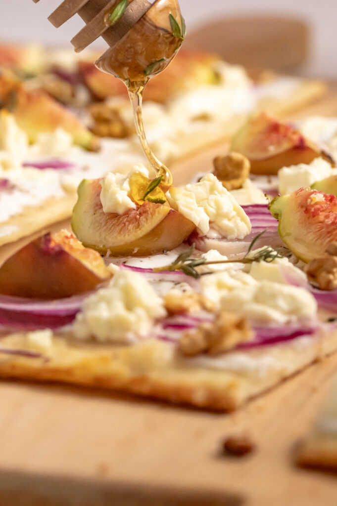 Flammkuchen mit Feigen und Feta, Thymian, Walnüsse und Honig.