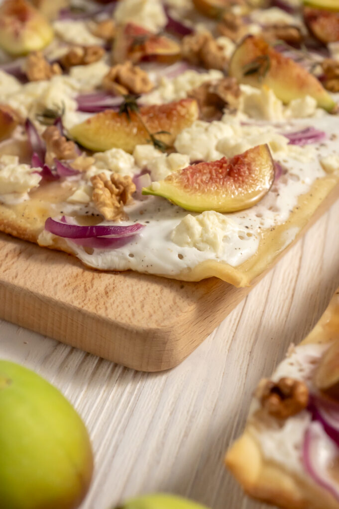 Knusprigern Flammkuchen mit Feigen und Feta. Als Creme ein leichter griechischer Joghurt.