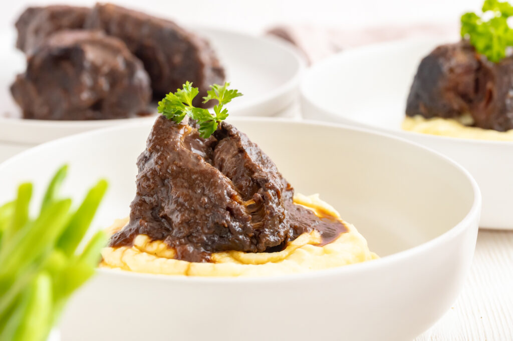 Ochsenbäckchen zubereiten und schmoren. Entdecke mein Rezept.