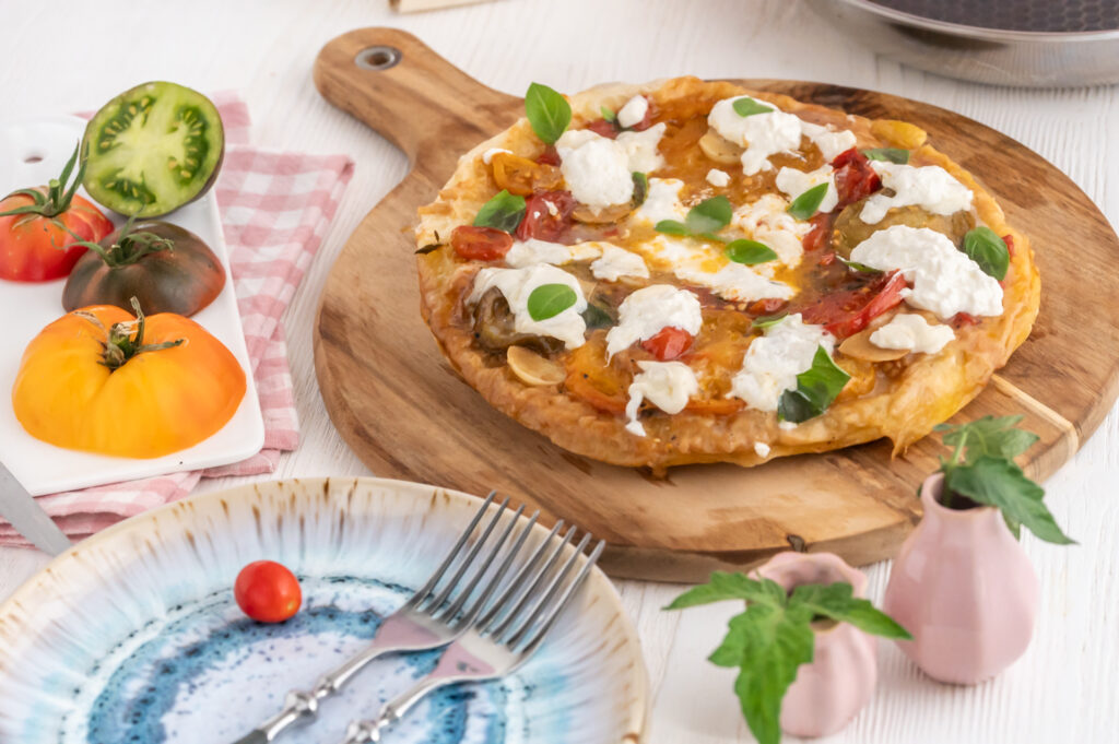 Tomatentarte aus der Pfanne mit cremiger Burrata