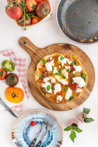 Tomatentarte aus der Pfanne mit Burrata und Basilikum