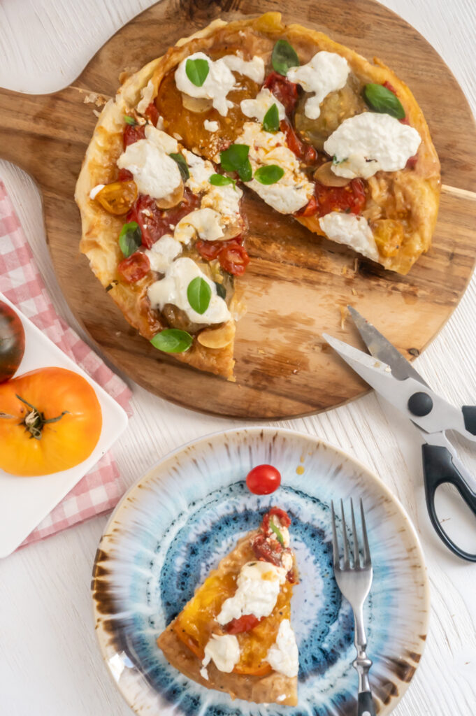 Tomatentarte Blätterteig  - Aufschneiden mit einer Haushaltschere