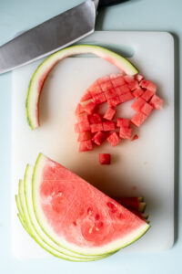 Einfacher Melonen-Feta Salat mit Gurke Rezepte-SilkesWelt.de Wassermelone kernarm für den Melonen-Feta-Salat in Würfel schneiden