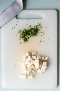 Einfacher Melonen-Feta Salat mit Gurke Rezepte-SilkesWelt.de Feta für den Melonen-Feta-Salat in Würfel schneiden und die Minze fein hacken