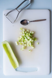 Einfacher Melonen-Feta Salat mit Gurke Rezepte-SilkesWelt.de Gurke für den Melonen-Feta-Salat in Würfel schneiden