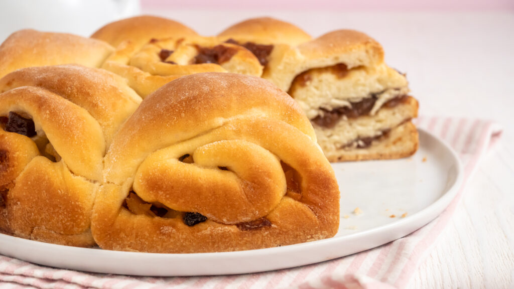 Aufgerollter Hefeteig mit Bratapfel Füllung