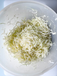 Türkischer Krautsalat mit den Händen kneten