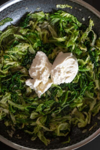 Rahmgemüse mit Frischkäse zubereiten